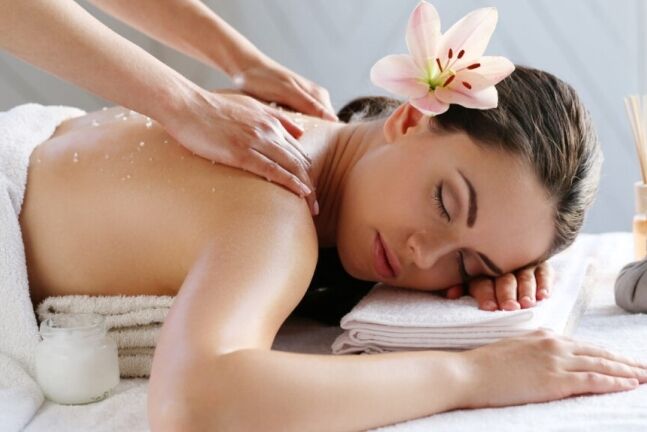 Woman receiving essential oil body work on the back and shoulders at Jiameng Spa Huntington