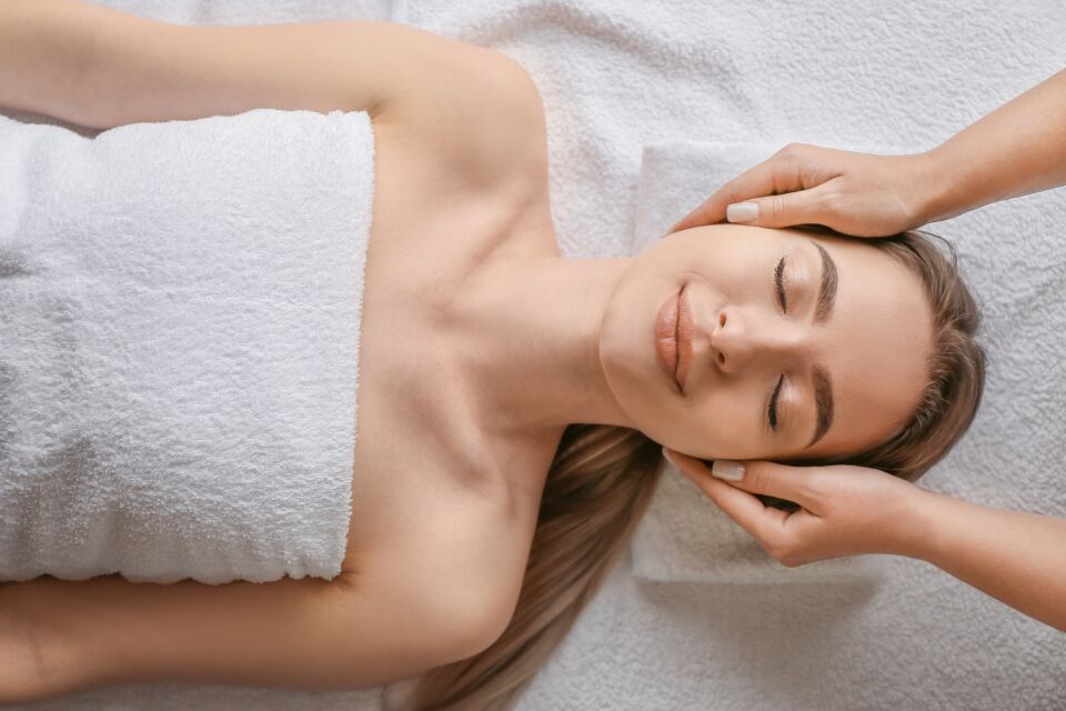 Therapist giving a slow scalp massage during a head spa at Jiameng Spa Huntington