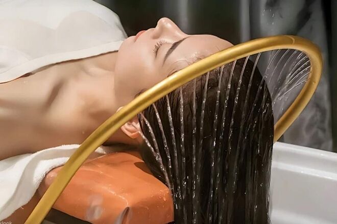 Guest relaxing under a warm water circulation head spa at Jiameng Body and Foot Spa in Huntington NY